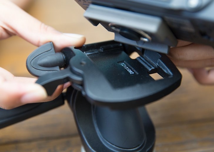 aid1689255-v4-728px-Attach-a-Camera-to-a-Tripod-Step-5-Version-2